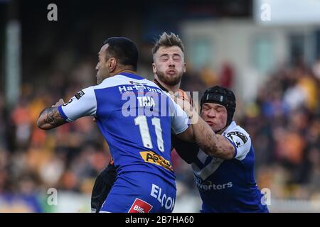 März 2020 wird der Mend-A-Schlauch-Dschungel, Castleford, England; Betfred Super League, Castleford Tigers gegen Saint Helens: Danny Richardson von Castleford Tigers im Einsatz gegen seinen alten Verein St. Helens von zeb Taia und Jonny Lomax in Angriff genommen. Stockfoto