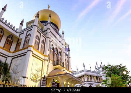 Singapur-13 MAR 2020:Blick auf die Straße von Singapur mit Masjid Sultan. Die Moschee gilt als eine der wichtigsten Moscheen in Singapur. Stockfoto