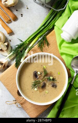 Vegan und ernähren sich gesund. Pilzsuppe püree mit Sahne, Champagner und Gemüse. Flache Lage von oben. Stockfoto