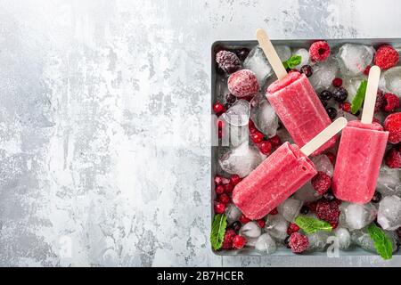 Hausgemachte Eis am Stiel Beere Stockfoto