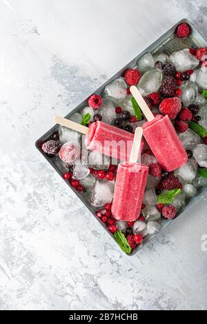 Hausgemachte Eis am Stiel Beere Stockfoto