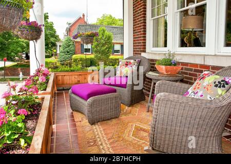 Möblierte Veranda mit Blumengarten Stockfoto