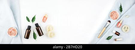 Banner aus hausgemachtem Spa-Kosmetikset mit Salz und Öl auf weißem Holzhintergrund. Kopierbereich. Flacher Laienstil. Stockfoto