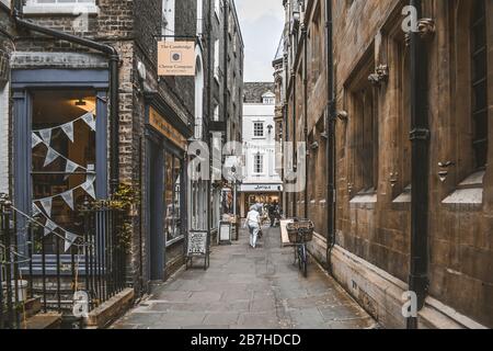 Cambridge, Cambridgeshire/England, Großbritannien Menschen, die in Straßen laufen Stockfoto