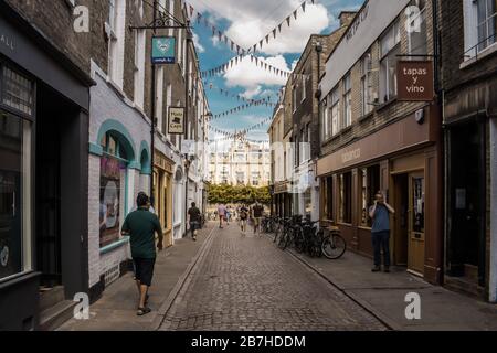 Cambridge, Cambridgeshire/England, Großbritannien Menschen, die in Straßen laufen Stockfoto