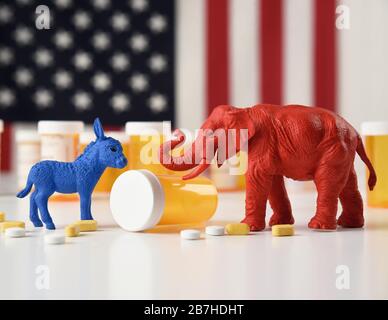 Ein blauer Esel als Demokrat und ein roter Elefant als Republikaner sind gegen eine amerikanische Flagge mit verschreibungspflichtigen Pillenflaschen für ein medizinisches Kostenkonzept Stockfoto