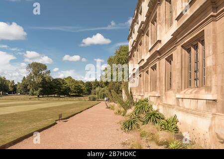 Cambridge, Cambridgeshire/England, Großbritannien - Menschen erkunden King's College Cambridge University Yard Stockfoto