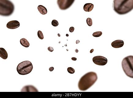 Dunkelbraune geröstete Kaffeebohnen fallen auf weißen Hintergrund. Konzept für die Werbung von Kaffeeprodukten. Selektiver Fokus. Stockfoto