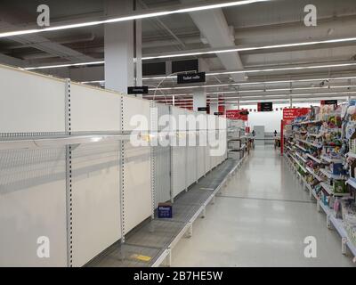 Gold Coast, Australien - 17. März 2020: Coles Supermarkt leer toilettenpapierregale inmitten von Coronavirus Ängsten, Australier Panik beim Kauf von toilettenpapier Stockfoto