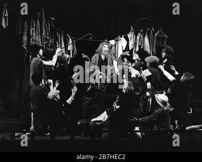 OLIVER! Von Lionel Bart Regisseure: Robin Midgley & Larry Oaks 'Got to Pick a Pocket or two' - Mitte: Roy Hudd (Fagin) Haymarket Theatre Leicester / A Cameron Mackintosh Production 1977 (c) Donald Cooper Stockfoto