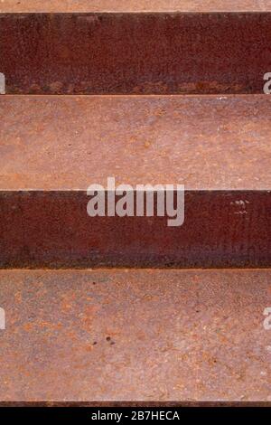 Nahaufnahme eines rostigen Schrittes einer Treppe Stockfoto