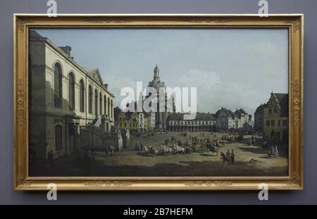 Gemälde „Neuer Markt (Neumarkt) in Dresden vom Jüdenhof aus gesehen“ des italienischen Landschaftsmalers Bernardo Bellotto, auch bekannt als Canaletto (1748-1749). In der Mitte ist die Dresdner Frauenkirche abgebildet. Das Johanneum-Gebäude, das heute als Verkehrsmuseum Dresden genutzt wird, ist links abgebildet. In dem von sechs Pferden gezogenen Staatswagen ist Kurfürst Friedrich August II., auch als König Augustus III. Von Polen bekannt, dargestellt. Stockfoto