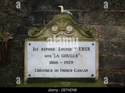 Grab der französischen Cancan-Tänzerin Louise Weber, besser bekannt als La Goulue (1865-1929) auf dem Montmartre Friedhof (Cimetière de Montmartre) in Paris, Frankreich. La Goulue wurde als Königin von Montmartre und als Schöpfer des französischen Cancan gefeiert. Stockfoto