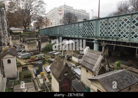 Das Viadukt der Rue Caulaincourt führt durch den Montmartre Friedhof (Cimetière de Montmartre) in Paris, Frankreich. Stockfoto