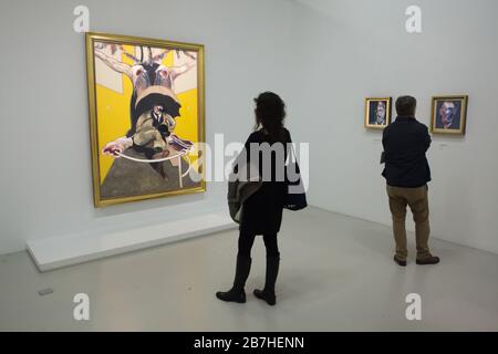 Besucher vor den Gemälden des britischen Malers Francis Bacon zeigten auf seiner Ausstellung im Centre Pompidou in Paris, Frankreich. Die zweite Version des Gemäldes mit dem Titel "Malerei" (1946) ist links zu sehen. Die Ausstellung mit dem Schwerpunkt auf der Beziehung zwischen den literarischen Interessen von Francis Bacon und seinen Werken läuft bis zum 20. Januar 2020. Stockfoto