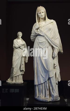 Weibliche Porträtstatuen aus Herculaneum, die in der Gemäldegalerie alte Meister in Dresden als Herculaneum Frauen ausgestellt sind. Die Statue aus römischem Marmor auf der rechten Seite, die als große Herculaneum-Frau bekannt ist, stammt aus der Mitte des 1. Die römische Marmorstatue links, die als kleine Herculaneum-Frau bekannt ist, stammt von 20-10 v. Chr. Die Statuen wurden nach verlorenen Originalen aus Ca gefertigt. 330-320 v. Chr. und 1710-1711 in Herculaneum ausgegraben unter den ersten Statuen, die am Ort geborgen wurden. Stockfoto