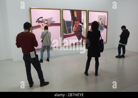 Besucher vor dem Triptychon des britischen Malers Francis Bacon mit dem Titel "in Memory of George Dyer" (1971), der auf seiner Ausstellung im Centre Pompidou in Paris, Frankreich, ausgestellt wurde. Die Ausstellung mit dem Schwerpunkt auf der Beziehung zwischen den Werken von Francis Bacon und seinen literarischen Interessen läuft bis zum 20. Januar 2020. Stockfoto