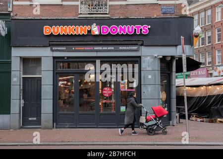 Dunkin' Donuts Shop In Der Ferdinand Bolstraat Amsterdam Niederlande 2020 Stockfoto