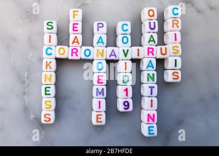 Coronavirus würfelt Kreuzwort. Kreuzworträtsel zum Thema Coronavirus Stockfoto