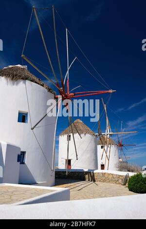 Traditionelle griechische Windmühlen auf der Insel Mykonos bei Sonnenaufgang, Kykladen, Griechenland Stockfoto