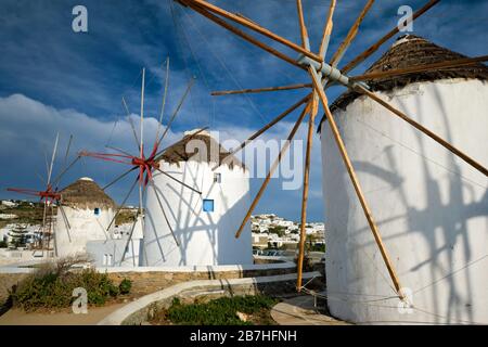 Traditionelle griechische Windmühlen auf der Insel Mykonos bei Sonnenaufgang, Kykladen, Griechenland Stockfoto