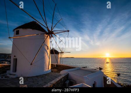 Traditionelle griechische Windmühlen auf der Insel Mykonos bei Sonnenaufgang, Kykladen, Griechenland Stockfoto