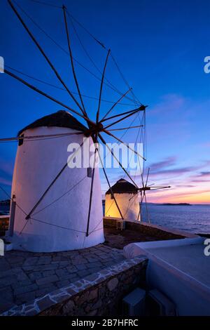 Traditionelle griechische Windmühlen auf der Insel Mykonos bei Sonnenaufgang, Kykladen, Griechenland Stockfoto