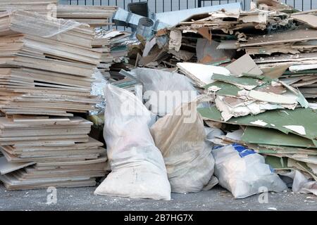 Baumüll wird nach der Gebäudereparatur am Standort aufgeschüttet. Entfernen von Fremdkörpern. Haufen Müll. Stockfoto