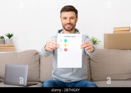 Gutaussehender Mann mit einem Lächeln oder der besten Bewertung Stockfoto