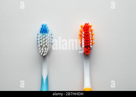 zwei neue Zahnbürsten auf weißem Hintergrund Stockfoto