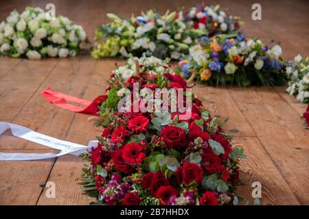 Band und Blumen im Februar streiken in Moses en Aäronkerk das Februarstreikdenkmal in Amsterdam, Niederlande 2020 Stockfoto