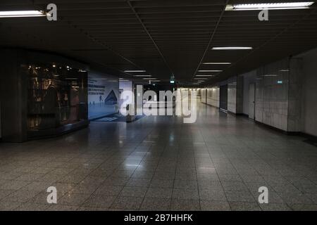 Athen. März 2020. Das am 15. März 2020 aufgenommene Foto zeigt die leere zentrale U-Bahn-Station des Syntagma-Platzes in Athen, Griechenland. Das griechische Gesundheitsministerium teilte am Sonntag mit, dass 103 neue Fälle von COVID-19 bestätigt wurden, was die Gesamtzahl auf 331 im ganzen Land brachte. Kredit: Marios Lolos/Xinhua/Alamy Live News Stockfoto