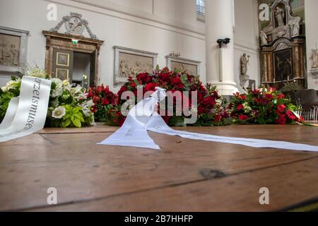 Band und Blumen im Februar streiken in Moses en Aäronkerk das Februarstreikdenkmal in Amsterdam, Niederlande 2020 Stockfoto