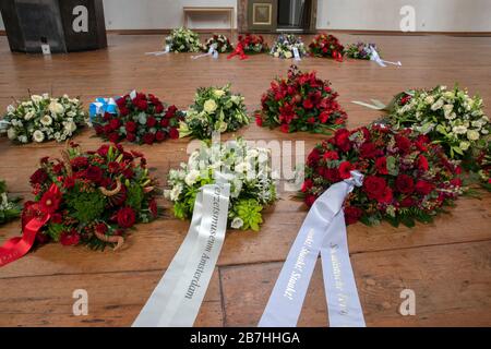 Band und Blumen im Februar streiken in Moses en Aäronkerk das Februarstreikdenkmal in Amsterdam, Niederlande 2020 Stockfoto