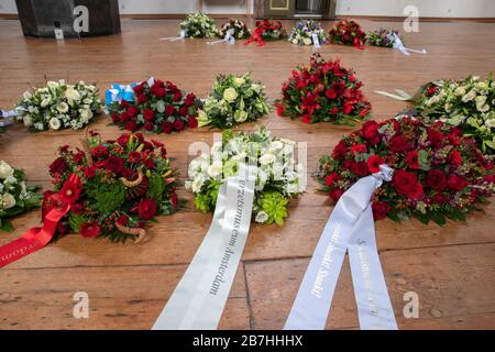 Band und Blumen im Februar streiken in Moses en Aäronkerk das Februarstreikdenkmal in Amsterdam, Niederlande 2020 Stockfoto