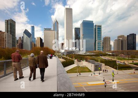 Chicago, Illinois, Vereinigte Staaten - Senioren auf Nichols Bridgeway im Millennium Park mit der Skyline der Stadt am 06. Mai 2011 Stockfoto