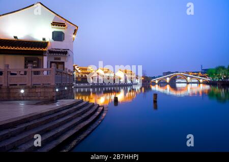 Illumiinierte Häuser und Kanäle in Suzhou, Provinz Jiangsu, China Stockfoto