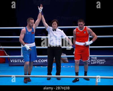 Armeniens Arman Darchinyan (links) nach dem Sieg gegen Italiens Salvatore Cavallaro in den Vorrunden des Wettbewerbs im Mittelgewicht der Männer während des dritten Tages der Olympia-Qualifikationsveranstaltung Boxing Road bis Tokio 2020 in der Copper Box Arena, London. Stockfoto