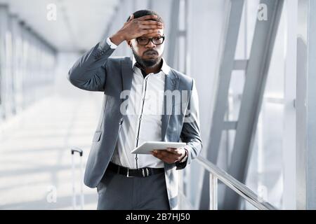 Müde Afrikanische Geschäftsleute Berühren Head Feeling Bad Walking Im Flughafen Stockfoto