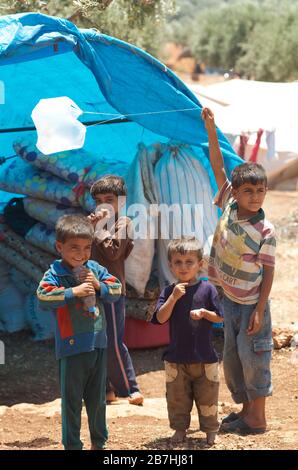 Atmeh Refugee Camp, Idlib, Syrien. Juni 2013. Syrische Flüchtlinge, die im Flüchtlingslager Atmeh in der Provinz Idlib leben, sind nach innen vertriebene Kinder Stockfoto