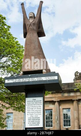 Arbeiterbewegung Gedenkstatue des spanischen Bürgerkriegs von Dolores Ibarruri vom Bildhauer Arthur Dooley, Broomielaw, Glasgow Stockfoto