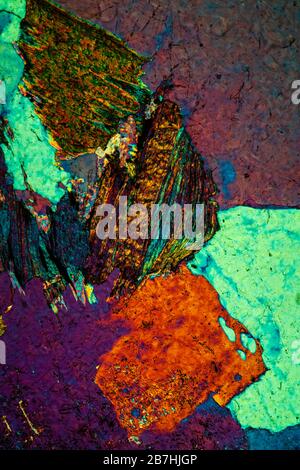 Granit metamorphes Tiefengestein aus Quarz, Feldspat und Glimmer 100x Stockfoto