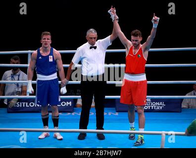 Irlands Michael Nevin (rechts) nach dem Sieg gegen den niederländischen Max Van der Pas in den Vorrunden des Wettbewerbs im Mittelgewicht der Männer während des dritten Tages der Olympia-Qualifikationsveranstaltung Boxing Road bis Tokio 2020 in der Copper Box Arena, London. Stockfoto