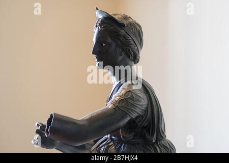 Eine Kopie einer Bronzestatue der Artemide im Archäologischen Nationalmuseum in Neapel, Italien Stockfoto