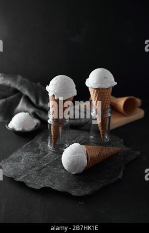 Vanille Eiscreme in Waffelkegeln. Stockfoto