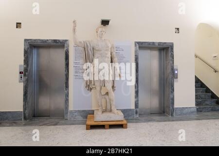 Eine Marmorstatue zwischen den Türen von zwei Aufzügen im Archäologischen Nationalmuseum in Neapel Stockfoto