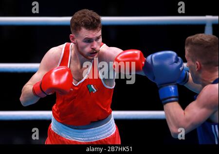 Irlands Michael Nevin (links) und der niederländische Max Van der Pas treten während des dritten Tages der Olympiaqualifikation "Boxing Road to Tokyo 2020" in der Copper Box Arena, London, in den Vorrunden des Wettbewerbs im Mittelgewicht der Männer an. Stockfoto