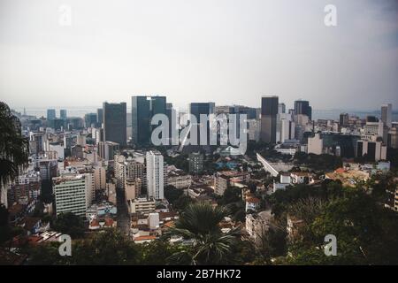 Hoher Aussichtspunkt über das Stadtzentrum und das Lapa-Viertel von Rio de Janeiro, Brasilien Stockfoto