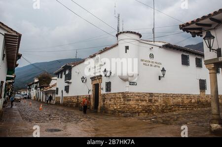Polizeipräsidium Villa de Leyva, eine kleine gepflasterte Stadt in Kolumbien, wenige Stunden nördlich von Bogotá Stockfoto