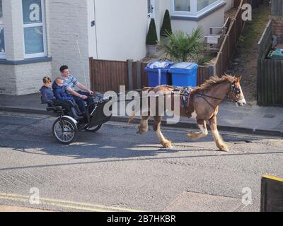 Sheerness, Kent, Großbritannien. März 2020. Ein Pferd und eine Karre, die heute Nachmittag durch Sheerness in Kent gehen. Kredit: James Bell/Alamy Live News Stockfoto